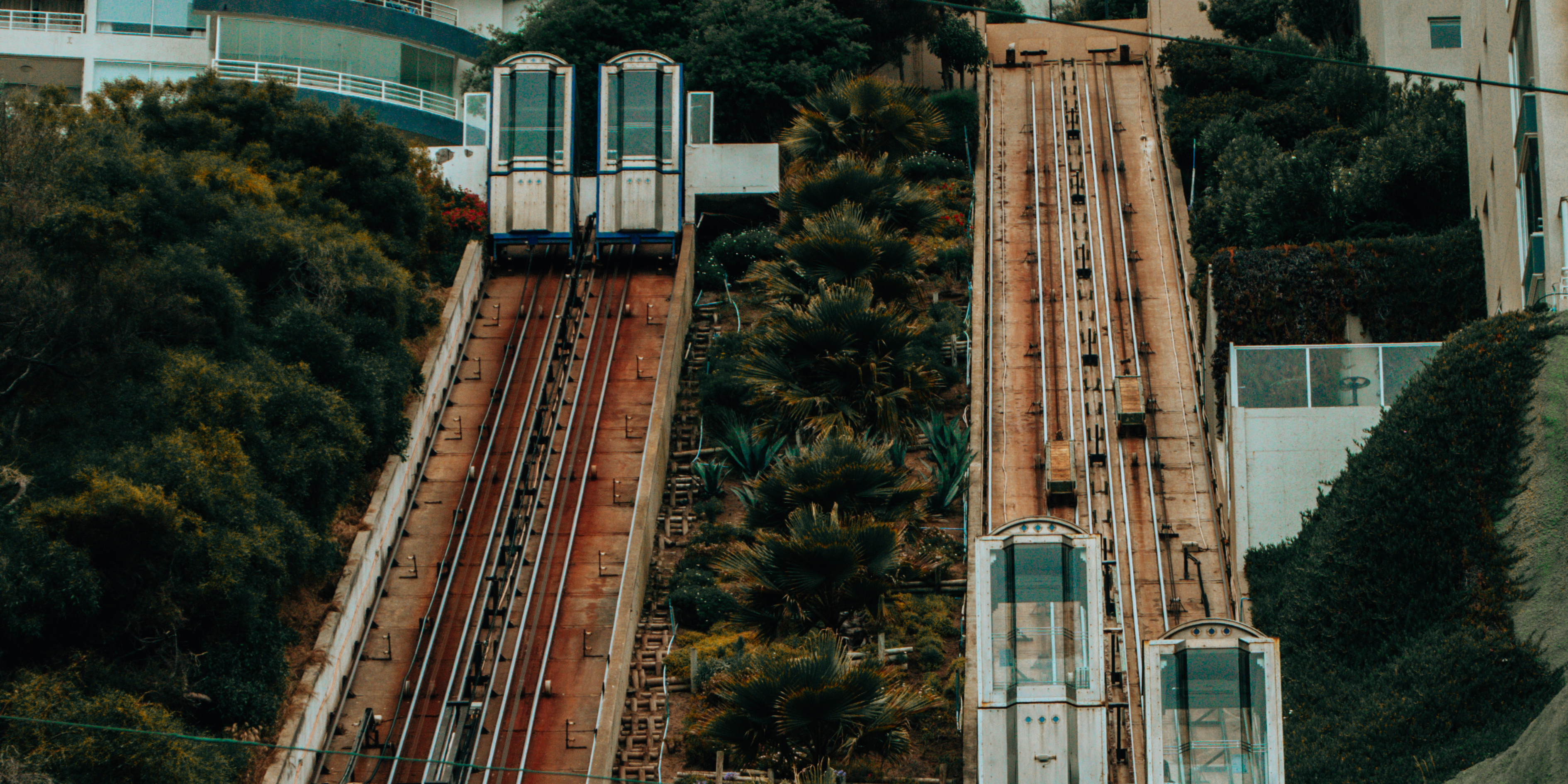 Fotografía aerea de ascensor exterior con la asesoría legal de Chile Dec Abogados.