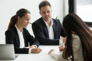 Grupo de abogados y asesores legales de Dec Abogados en Ñuñoa, Chile haciendo una reunión