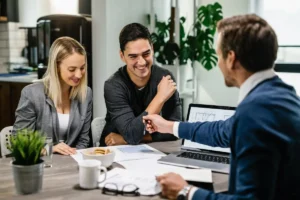 Grupo de abogados y asesores legales de Dec Abogados en Ñuñoa, Chile haciendo una reunión
